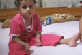في حادثة غريبة .. بالصور والفيديو:- طفلة فلسطينية تأكل أصابعها العشرة