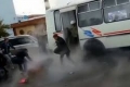 بالفيديو... انفجار خط أنابيب ساخن يحرق ركاب حافلة بـروسيا