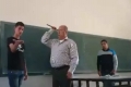 فيديو لمدرس في الضفة يضرب الطلاب يجتاح الشبكات ومواقع الانترنت العالمية