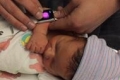 بالفيديو: طفل حديث الولادة يستخدم ساعة أبل الذكية