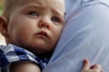 ما السر وراء توقف الأطفال عن البكاء بعد حملهم؟