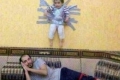 البحث عن سعودي علّق طفلاً على الجدار ونام مبتسماً