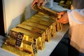 أسعار الذهب تتراجع بفعل عمليات البيع