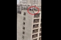 حاولت الانتحار من الطابق 18 ..شاهد بالفيديو ماذا حدث؟