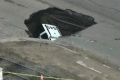 بالفيديو..حفرة ضخمة تبتلع سيارة شرطة في امريكا