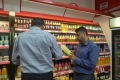 عروض تخفيضات المواد الغذائية.. خطر كامن يستهوي جيوب البسطاء في غزة