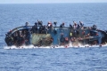 على متنه 500 شخص... الرياح العاتية تغرق قارباً للمهاجرين