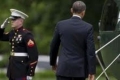 بالفيديو .. &quot;أوباما&quot; يعود من طائرته لمصافحة ضابط بحرية