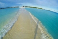 ممر طبيعي بين المياه في جزر المالديف و مشهد غاية في الجمال !!!!