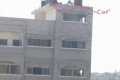 (صورة) : فقط في غزة...القصف العنيف &quot;رفع&quot; سيارة فوق بناية مجاورة من 5 طوابق !