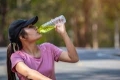هل تساءلت يوماً عن المياه الملونة التي يشربها الرياضيون؟ تعرف على فوائد مياه الإلكتروليتات