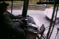 بالفيديو... شاهد ما حدث بعد نوم سائق حافلة خلال القيادة