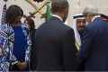 الملك سلمان يوقف برتوكول استقبال أوباما لأداء الصلاة (فيديو)