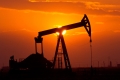 النفط ينحدر بشكل قياسي ويهوي قرب 60 دولارا للبرميل