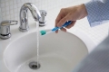 4 فوائد لبلّ فرشاة الأسنان بالماء الساخن قبل استخدامها
