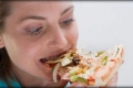 النساء يتناولن كميات طعام كبيرة بسبب الانفعالات النفسية