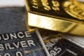 أكبر مكاسب شهرية بـ8% تدفع الذهب إلى 1341 دولاراً