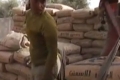 بالفيديو.. جميلة الفلسطينية تعمل في عتالة الإسمنت لتقهر ظروف الحياة