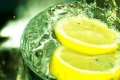 لماذا ينصح بشرب كوب من الماء الدافئ مع الليمون صباحا؟