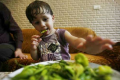 أهله يحاولون إدراجه بموسوعة غينيس للأرقام القياسية.. بالفيديو: أصغر طفل فلسطيني يأكل فلفل حار دون ...