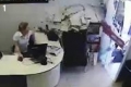 بالفيديو: موظفة تنجو بأعجوبة بعدما اقتحمت شاحنة مكتبها
