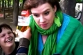 بالفيديو : فتاة تشرب من أذنيها !