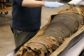 العلماء يفتحون تابوتا لمومياء مصرية عمرها أكثر من 2500 عام
