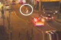 بالفيديو سيارة تصدم ام وابنتها في شوارع انجلترا