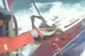 بالفيديو.. سفينة صيد تغرق خلال عملية إنقاذ!