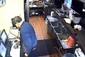 بالفيديو.. لقطة صادمة لمدير مطعم بيتزا