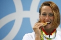 لماذا يقضم الأبطال الأولمبيون ميدالياتهم أثناء التتويج؟