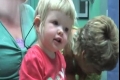 فيديو يظهر مشاعر طفلة سمعت صوتا لأول مرة
