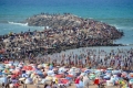 ملايين المغاربة يفرون الى الشواطئ هرباً من الحر الشديد... شاهد الصور