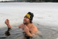 السويد تدرب السياح على السباحة في الجليد