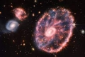 بكاميرات الأشعة تحت الحمراء.. جيمس ويب يكشف أسرار مجرة &quot;عجلة العربة&quot;