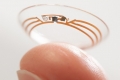 غوغل تختبر عدسات لاصقة ذكية لعلاج طول البصر