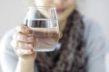 شرب الماء بكثرة قد يضر أكثر مما ينفع.. ما مقدار المياه الذي نحتاجه؟