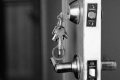 ما الفرق بين قفل واحد وقفلين في مفتاح الباب ؟