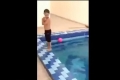 فيديو مروِّع ومؤلم لسقوط طفل بحمام السباحة