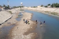 عبور نهر دجلة في العراق &quot;سيرا على الأقدام&quot; بسبب الجفاف