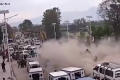 شاهد بالفيديو لحظة وقوع الزلزال وسقوط المباني على المارة خلال زلزال نيبال المدمر