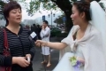 مذيعة صينية نقلت تقاريرها عن الزلزال بملابس الزفاف