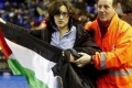 حفيدة تشي غيفارا تقتحم ملعباً في البرازيل رافعة علم فلسطين
