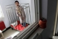 امرأة تحتجز ابنها المريض في قفص منذ 40 سنة