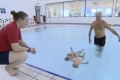 توأم عمرهما 9 أشهر يسبحان 25 متراً دون مساعدة...شاهد الفيديو
