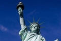 فرنسا تحيّى أمريكا بإلقاء الورود على تمثال الحرية بمناسبة يوم النصر