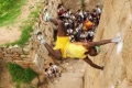 بالصور والفيديو: سبايدرمان حقيقي من الهند يتسلق مسافة 90 متر دون اي حماية