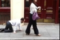 بالفيديو والصور ... امرأة تسحب رجلًا بسلسلة كالكلب تشعل مواقع التواصل الاجتماعي