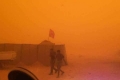 بالصور ...عاصفة رملية ضخمة تجتاح مناطق واسعة من العراق وتسبب حالات اختناق في مخيمات النازحين