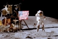 صور فضائية تظهر بقاء الاعلام الذي زرعها رواد ابولو على سطح القمر في مكانها